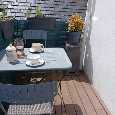 Flat With Balcony Terrace Near The Apartmán *